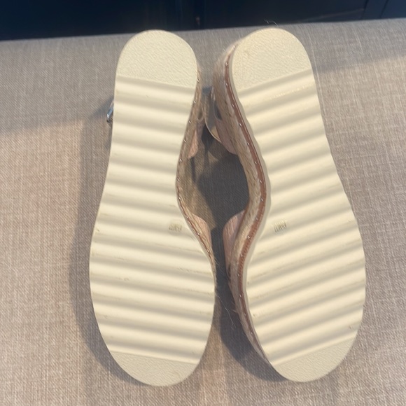 Vince Camuto Brand New Size 6 1/2 Wedges Light Pink /Rose - Picture 3 of 3